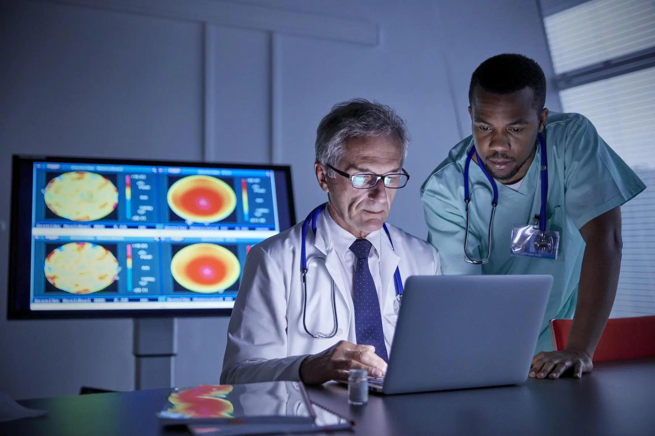 two people in a lab representing the Trusted digital identity for e‑health